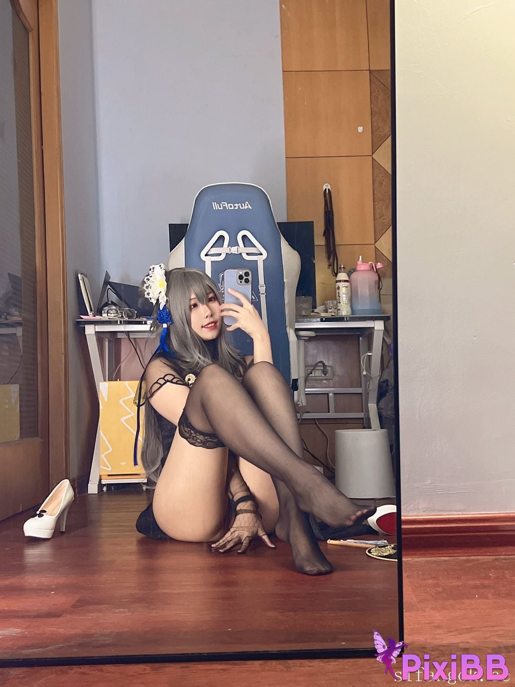 Cosplayer U s e r a o n t v p l Q u i q Louis IX PixiBB.COM 029