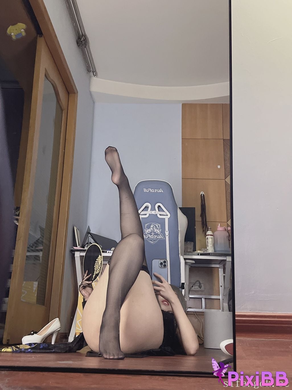 Cosplayer U s e r a o n t v p l Q u i q Louis IX PixiBB.COM 045