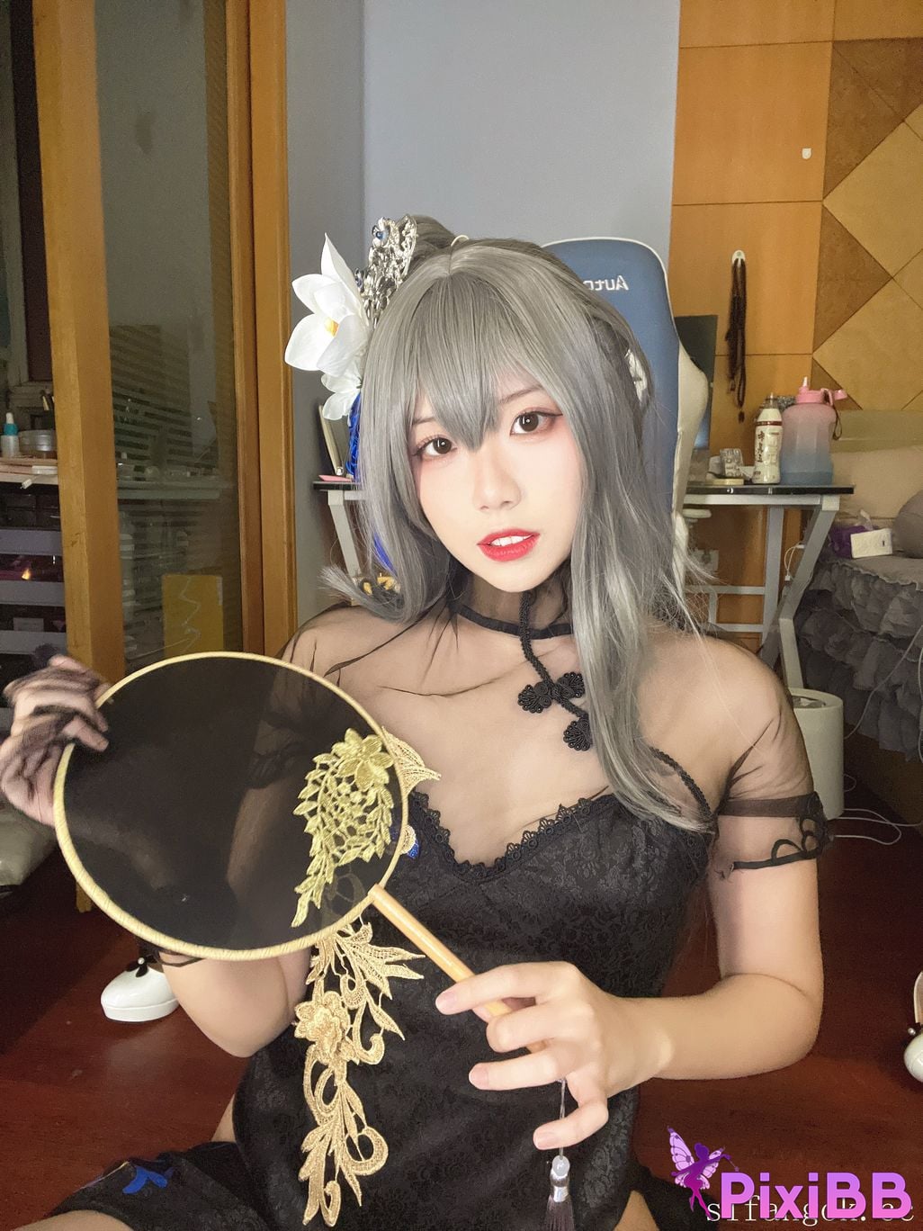 Cosplayer U s e r a o n t v p l Q u i q Louis IX PixiBB.COM 048