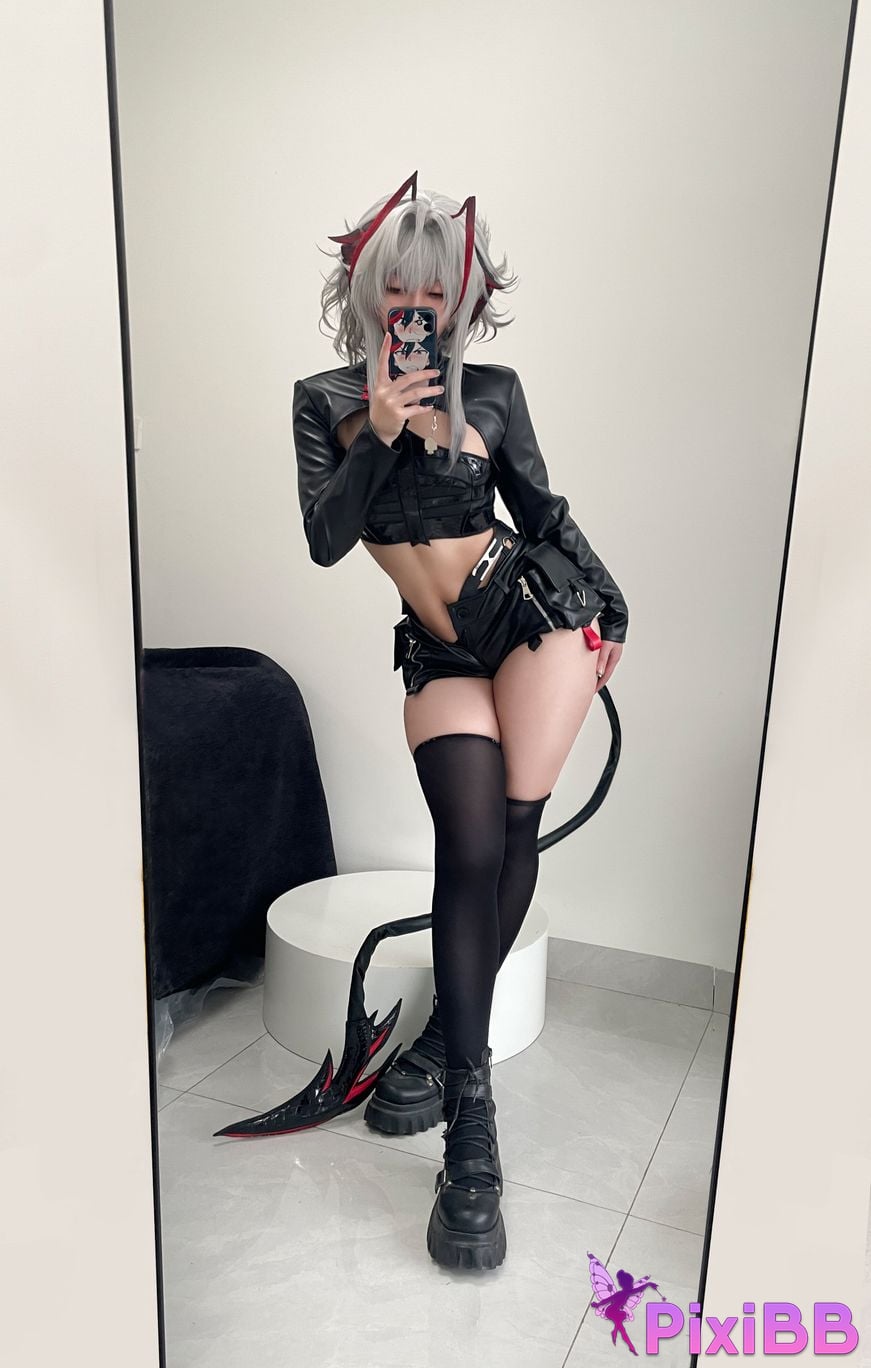 Cosplayer Jiao Rou Ji Walk u re Wi s adel PixiBB.COM 052