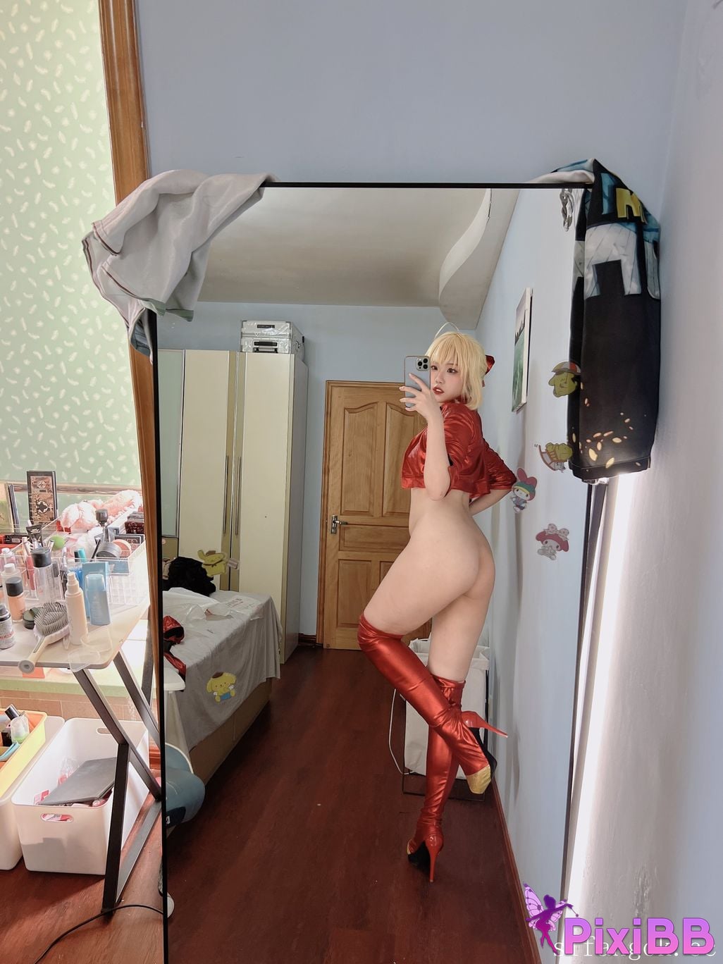 Cosplayer U s e r a o n t v p l Q u i q Mordred PixiBB.COM 026