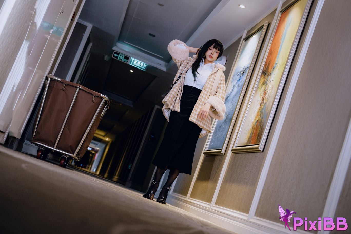 Cosplayer Autumn and Corgi tentacle PixiBB.COM 001