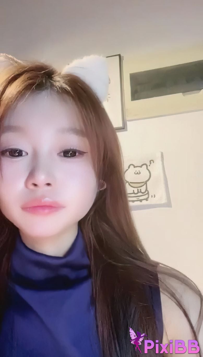 Baby Girl with pert butt dances and seduces her hips PixiBB.COM 001