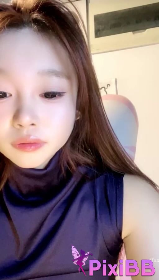 Baby Girl with pert butt dances and seduces her hips PixiBB.COM 006