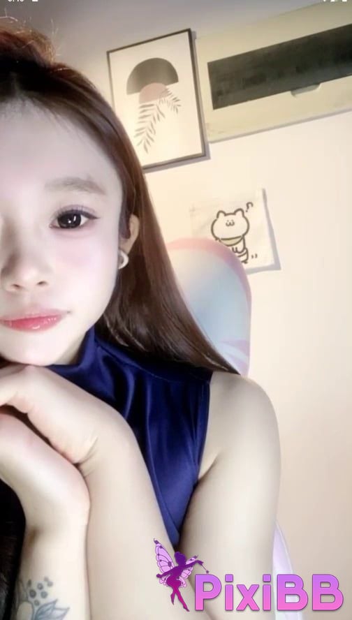 Baby Girl with pert butt dances and seduces her hips PixiBB.COM 011