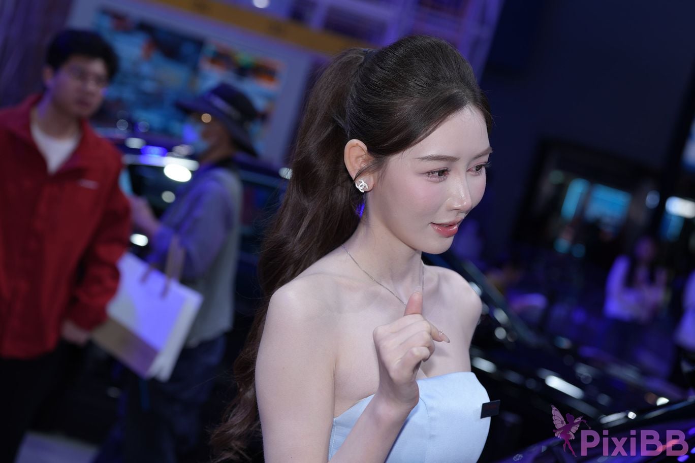 Featured Street Photography Works No.5372 Elegant white skirt PixiBB.COM 001