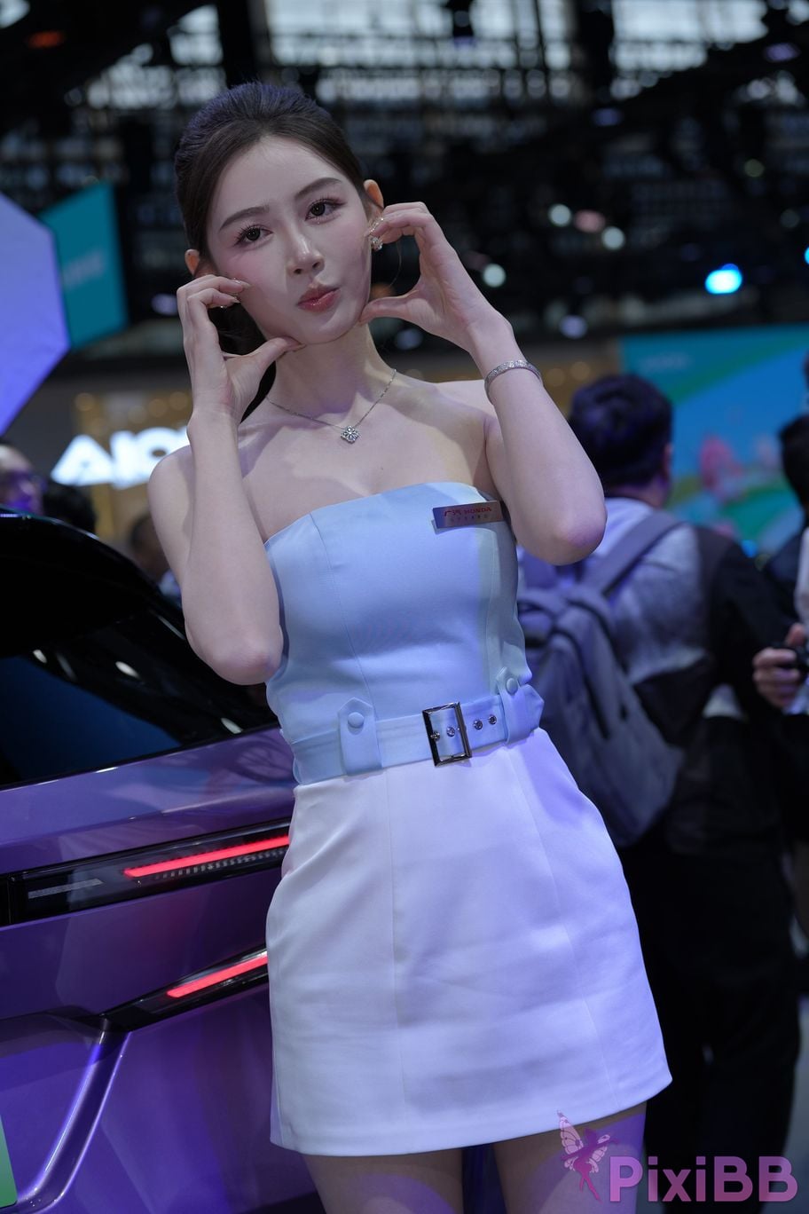 Featured Street Photography Works No.5372 Elegant white skirt PixiBB.COM 030