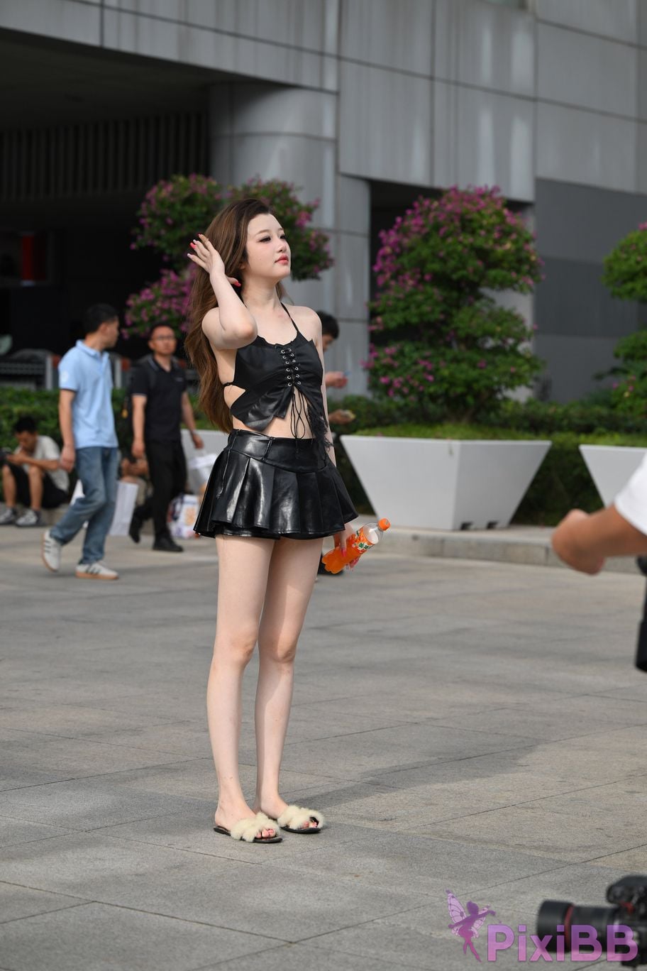 Featured Street Photography Works No.5373 Black mini leather skirt PixiBB.COM 001