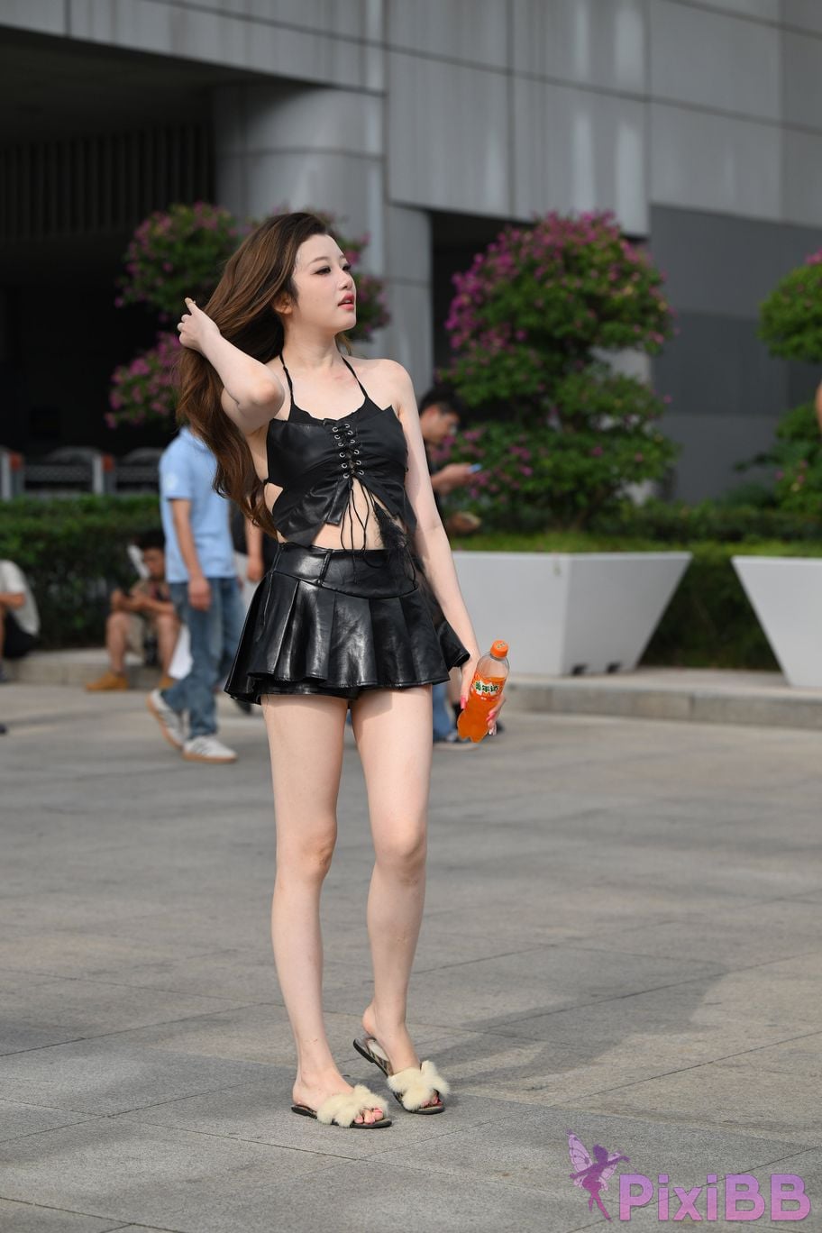 Featured Street Photography Works No.5373 Black mini leather skirt PixiBB.COM 004