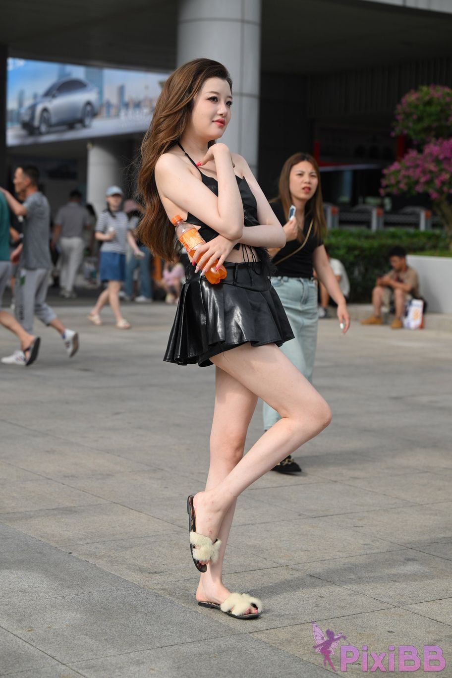 Featured Street Photography Works No.5373 Black mini leather skirt PixiBB.COM 037