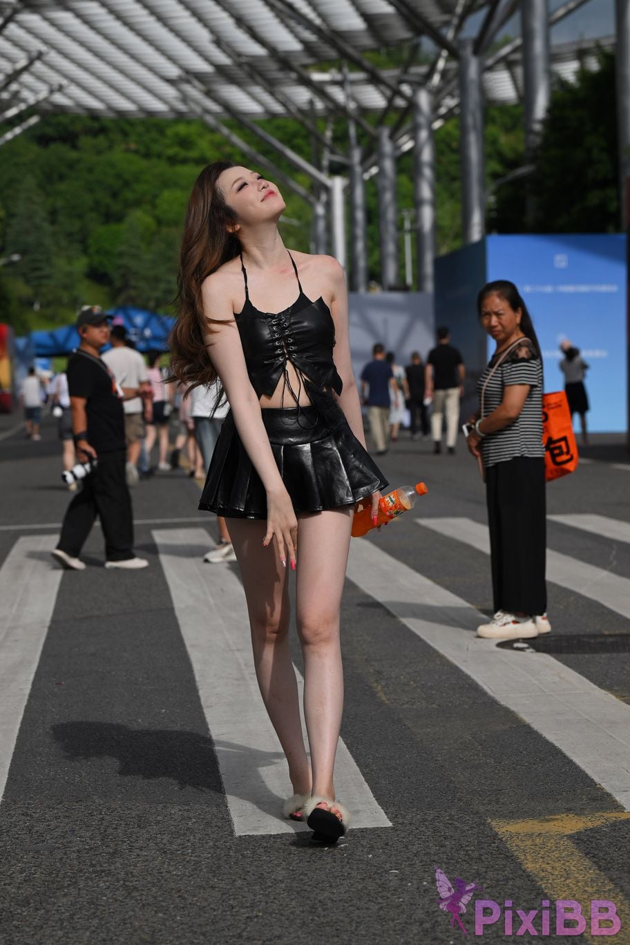 Featured Street Photography Works No.5373 Black mini leather skirt PixiBB.COM 114