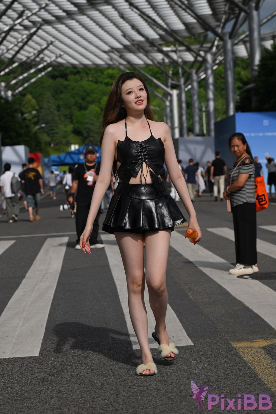 Featured Street Photography Works No.5373 Black mini leather skirt PixiBB.COM 116