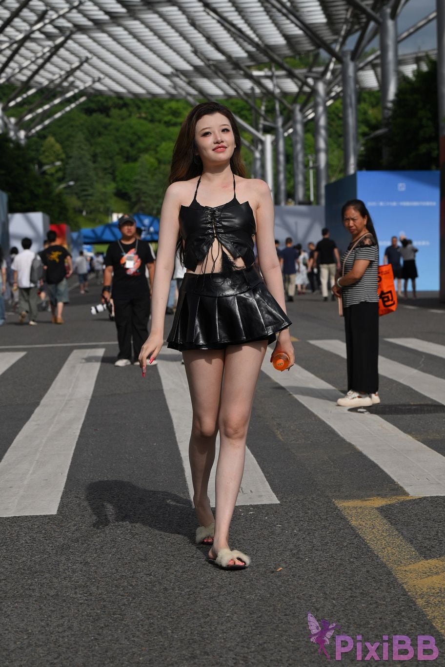 Featured Street Photography Works No.5373 Black mini leather skirt PixiBB.COM 119