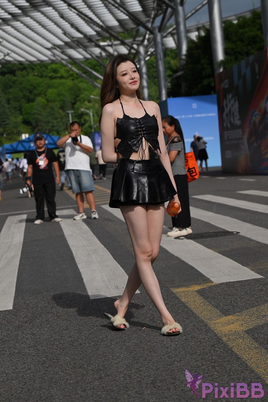 Featured Street Photography Works No.5373 Black mini leather skirt PixiBB.COM 123
