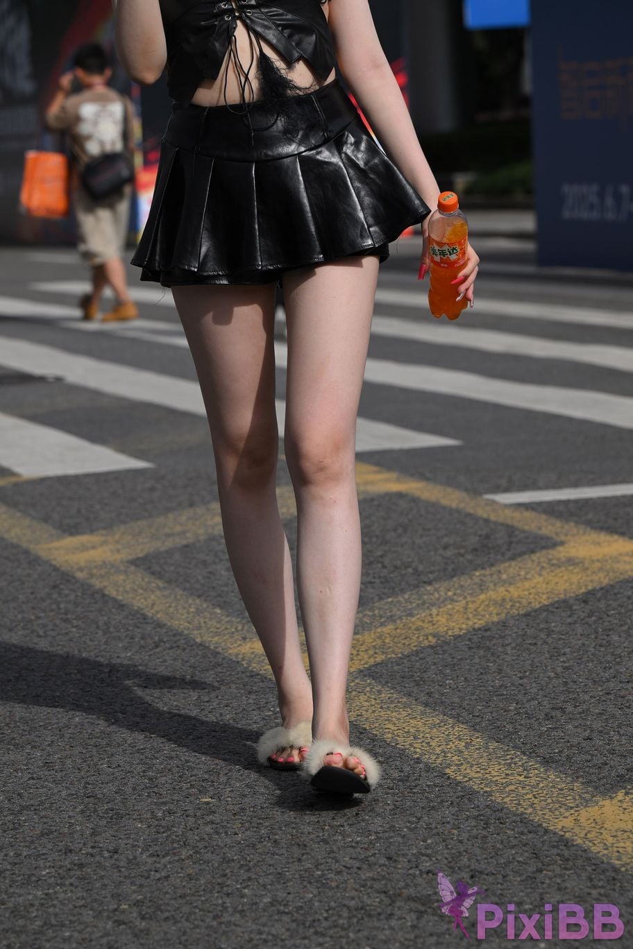Featured Street Photography Works No.5373 Black mini leather skirt PixiBB.COM 132