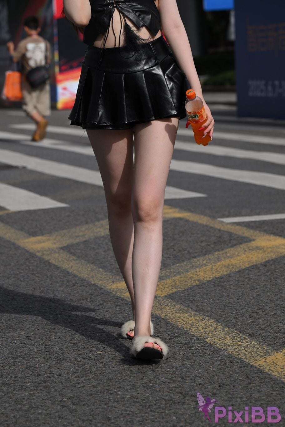 Featured Street Photography Works No.5373 Black mini leather skirt PixiBB.COM 133