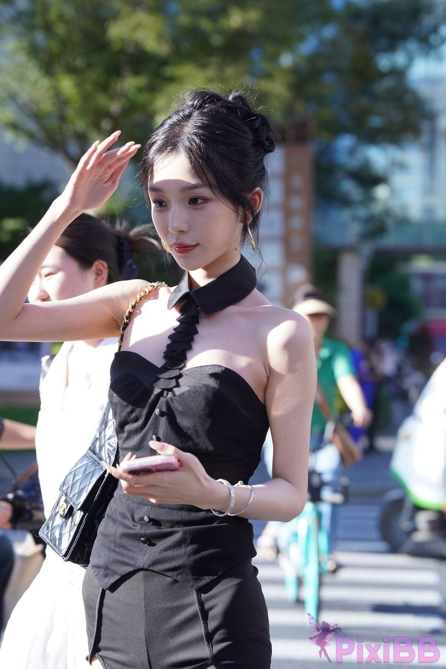 Featured Street Photography Works No.5379 Pretty girl in boots and shorts PixiBB.COM 001