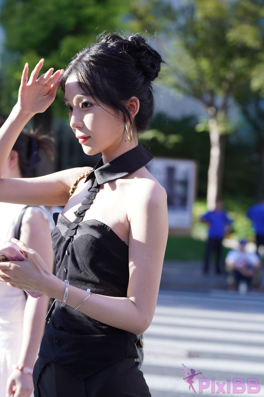 Featured Street Photography Works No.5379 Pretty girl in boots and shorts PixiBB.COM 002