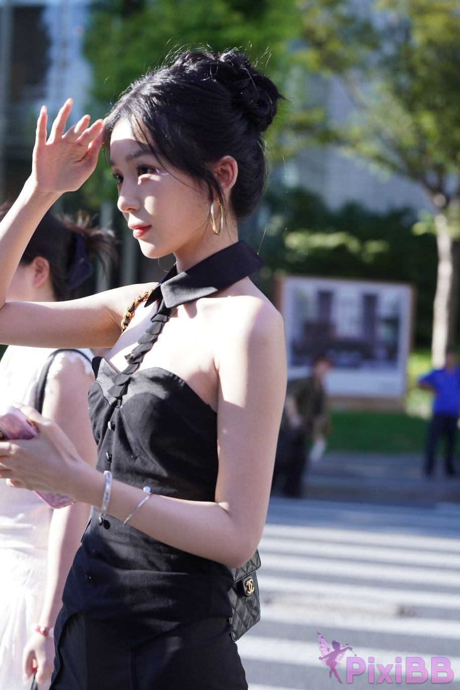 Featured Street Photography Works No.5379 Pretty girl in boots and shorts PixiBB.COM 003