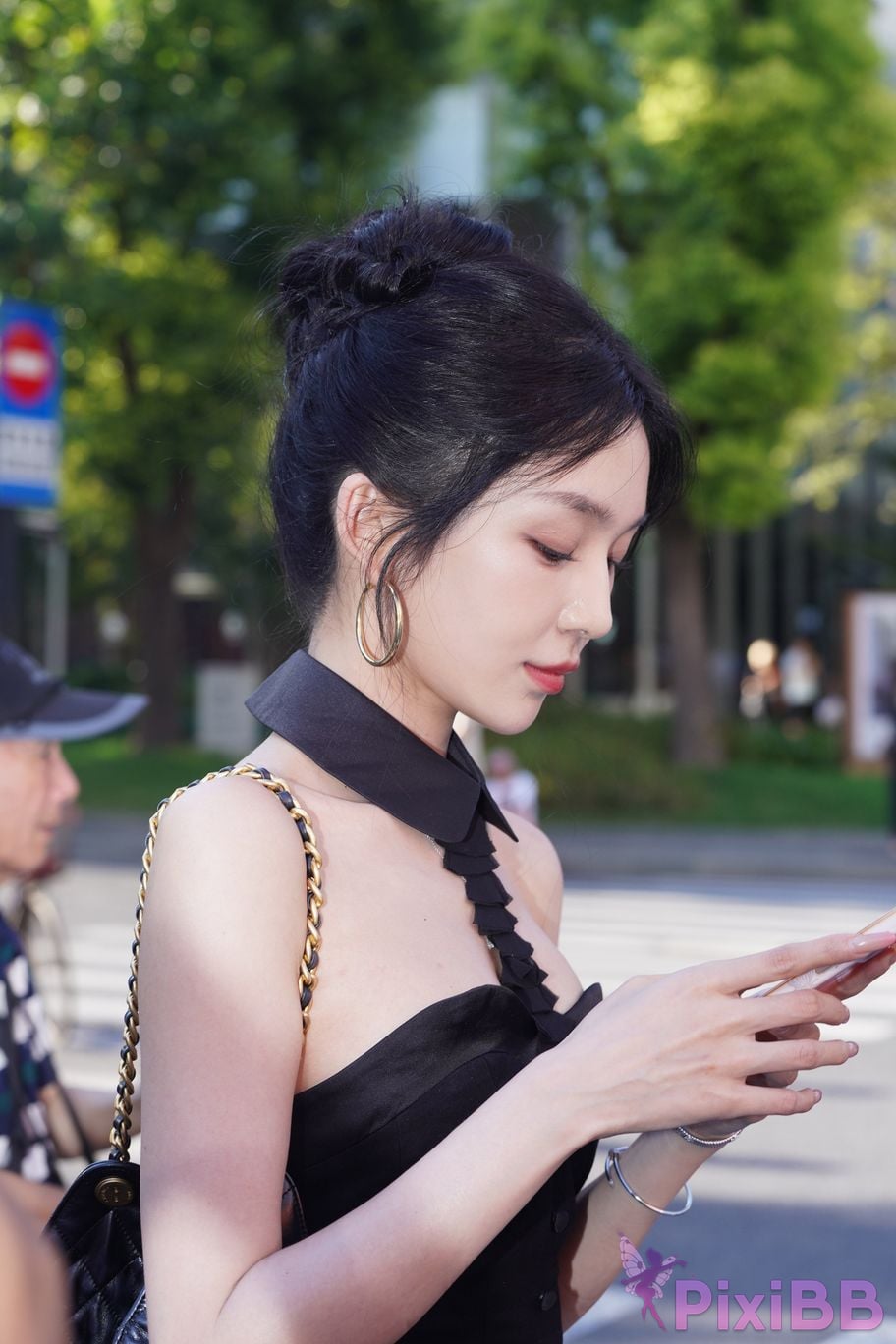 Featured Street Photography Works No.5379 Pretty girl in boots and shorts PixiBB.COM 004