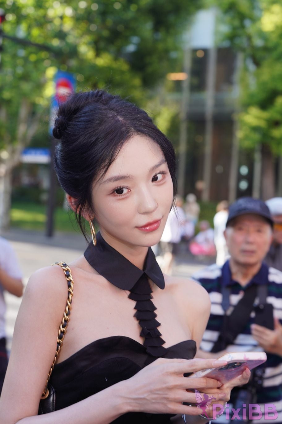 Featured Street Photography Works No.5379 Pretty girl in boots and shorts PixiBB.COM 005