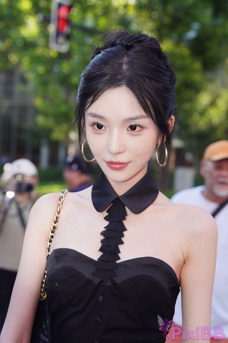 Featured Street Photography Works No.5379 Pretty girl in boots and shorts PixiBB.COM 010