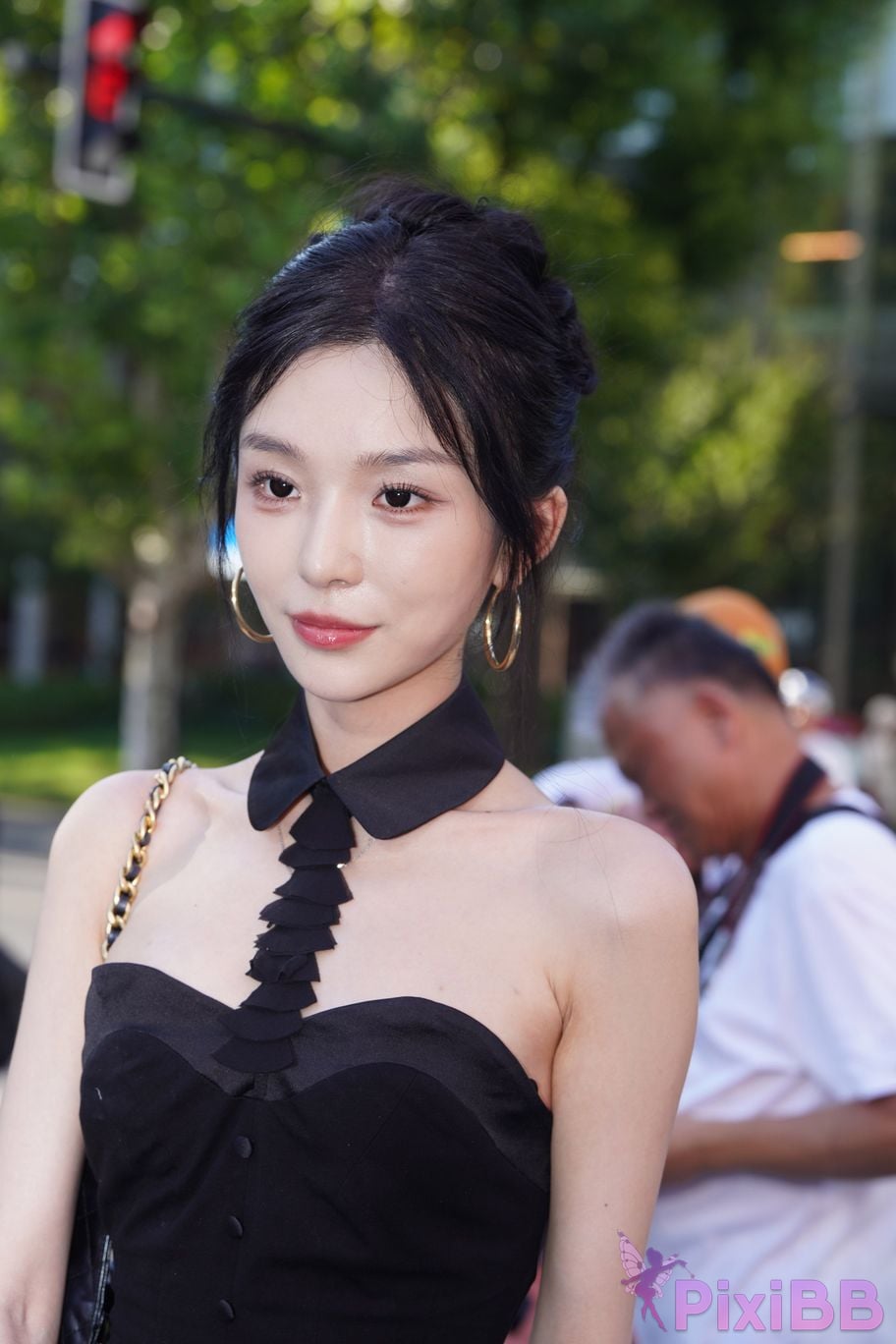 Featured Street Photography Works No.5379 Pretty girl in boots and shorts PixiBB.COM 011