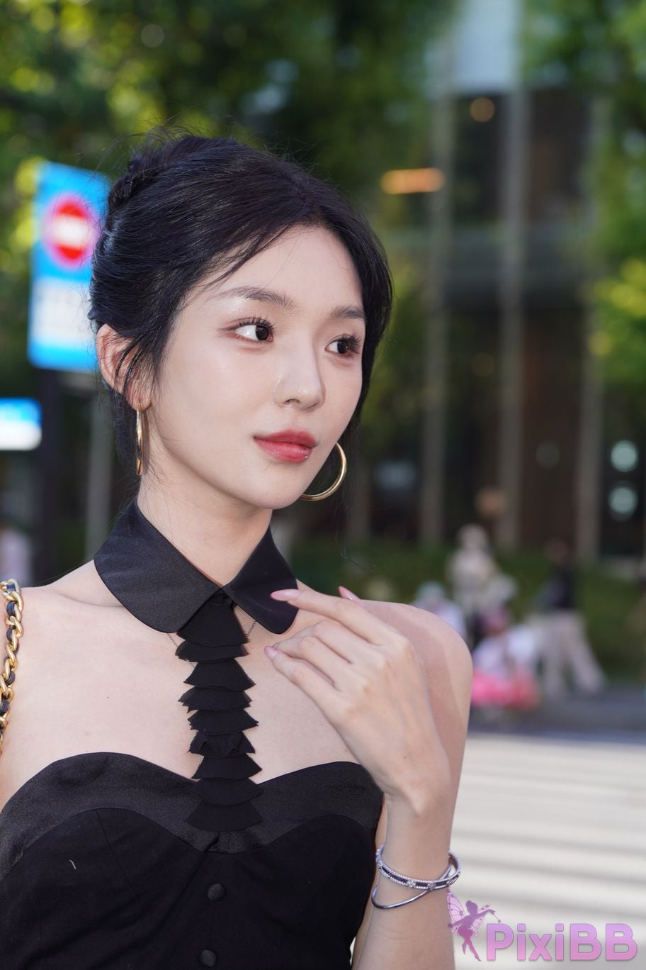 Featured Street Photography Works No.5379 Pretty girl in boots and shorts PixiBB.COM 012