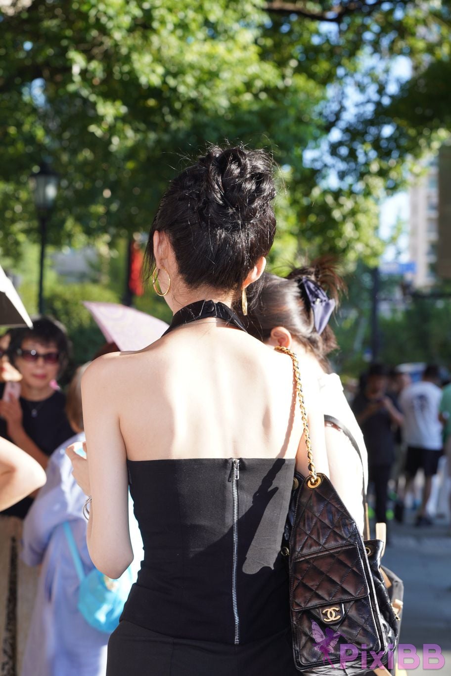 Featured Street Photography Works No.5379 Pretty girl in boots and shorts PixiBB.COM 020