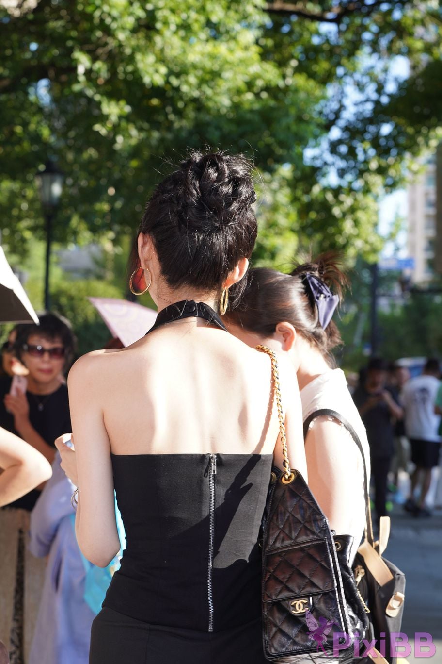 Featured Street Photography Works No.5379 Pretty girl in boots and shorts PixiBB.COM 021