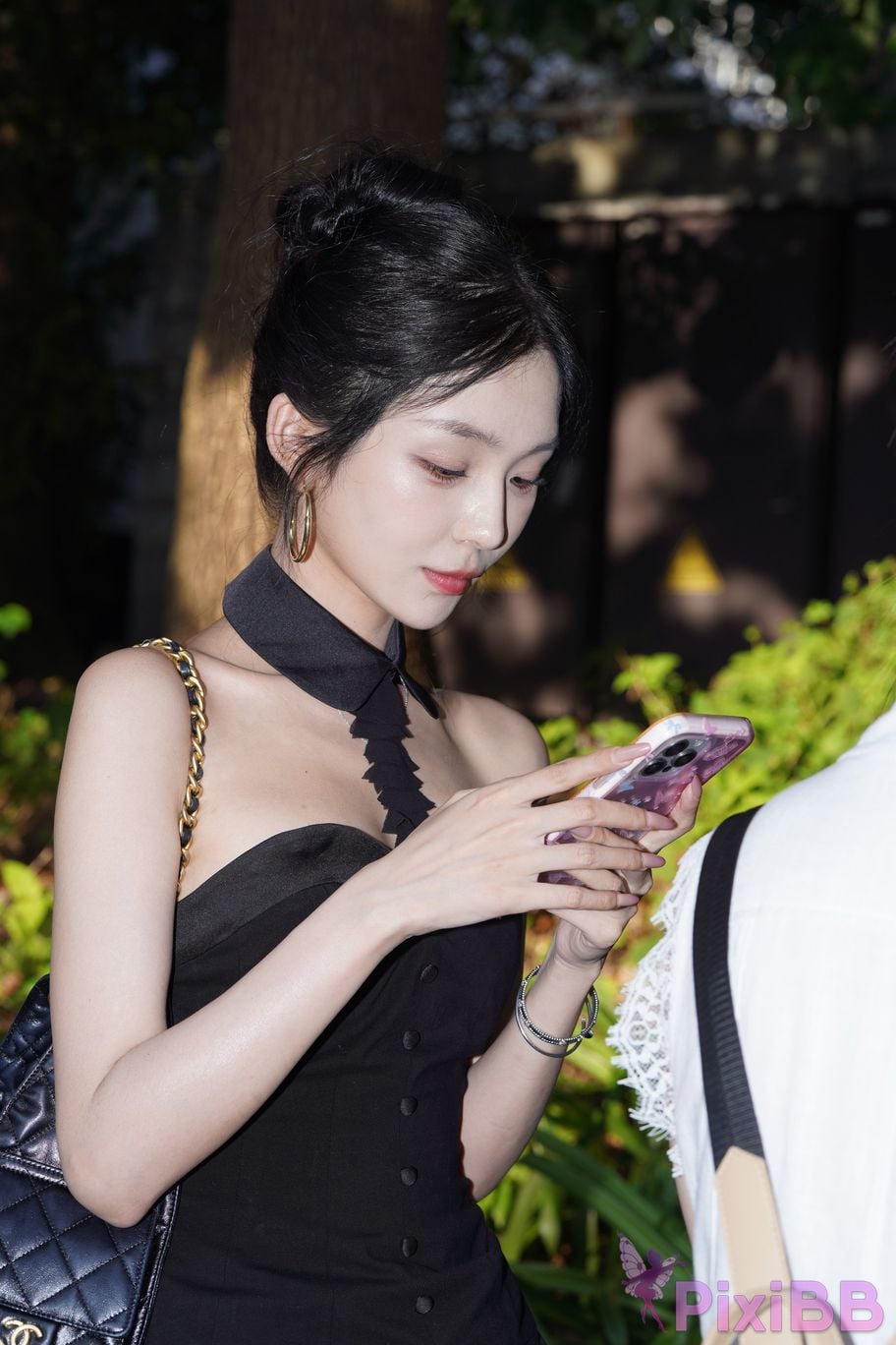 Featured Street Photography Works No.5379 Pretty girl in boots and shorts PixiBB.COM 037