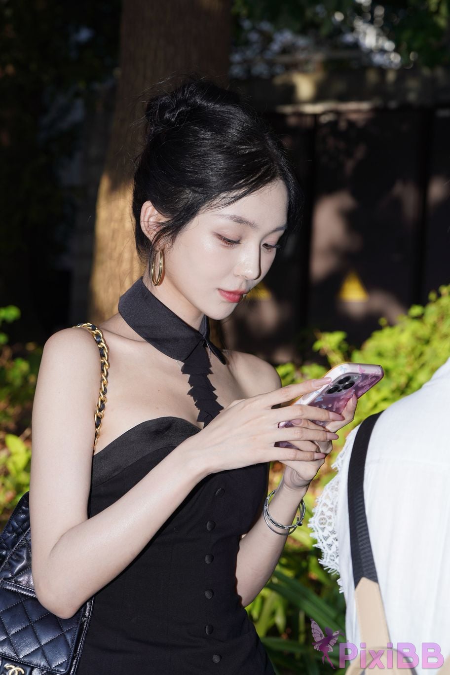 Featured Street Photography Works No.5379 Pretty girl in boots and shorts PixiBB.COM 038