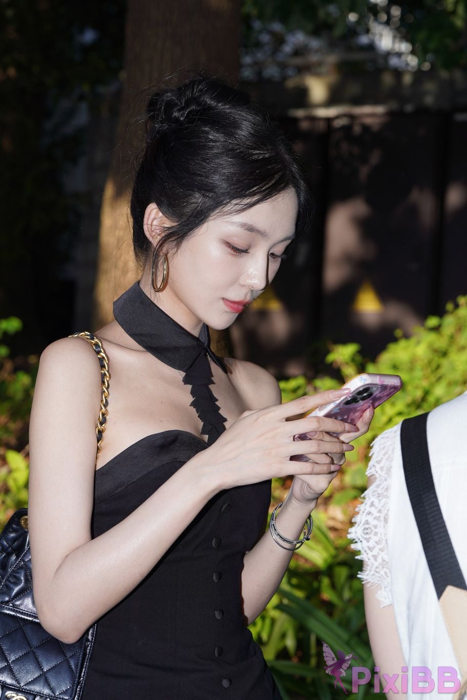 Featured Street Photography Works No.5379 Pretty girl in boots and shorts PixiBB.COM 039