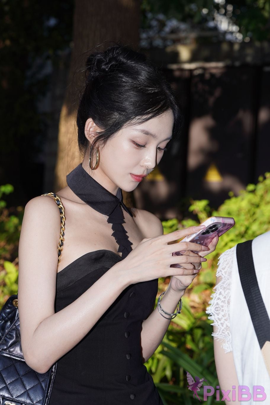 Featured Street Photography Works No.5379 Pretty girl in boots and shorts PixiBB.COM 040