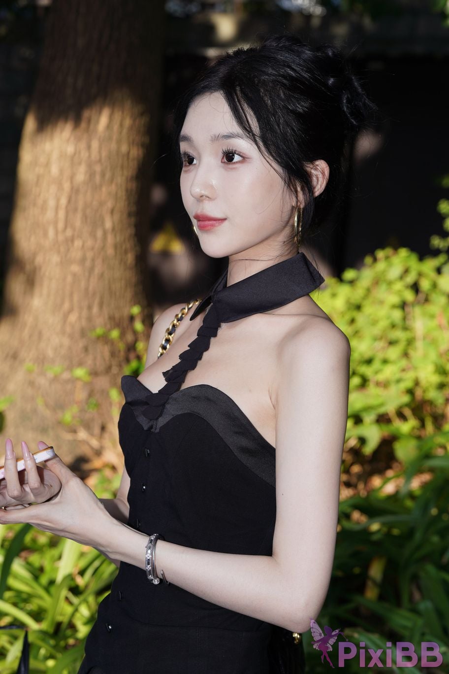 Featured Street Photography Works No.5379 Pretty girl in boots and shorts PixiBB.COM 049