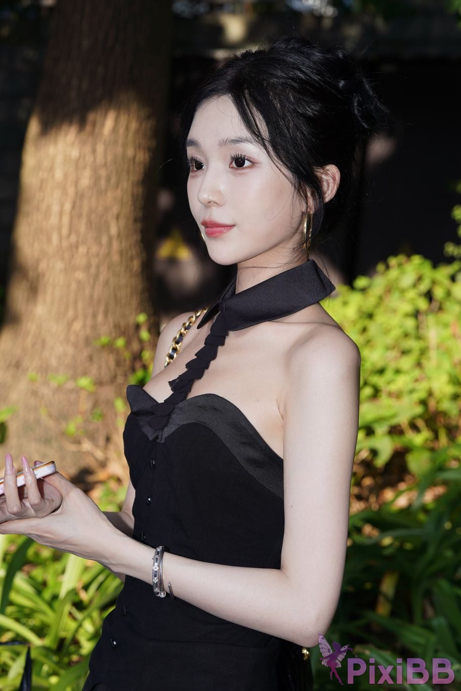 Featured Street Photography Works No.5379 Pretty girl in boots and shorts PixiBB.COM 050