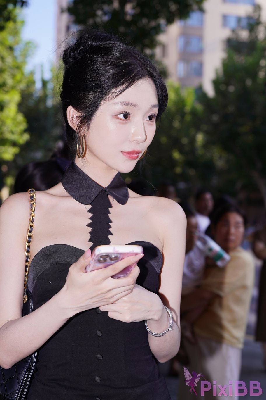 Featured Street Photography Works No.5379 Pretty girl in boots and shorts PixiBB.COM 058