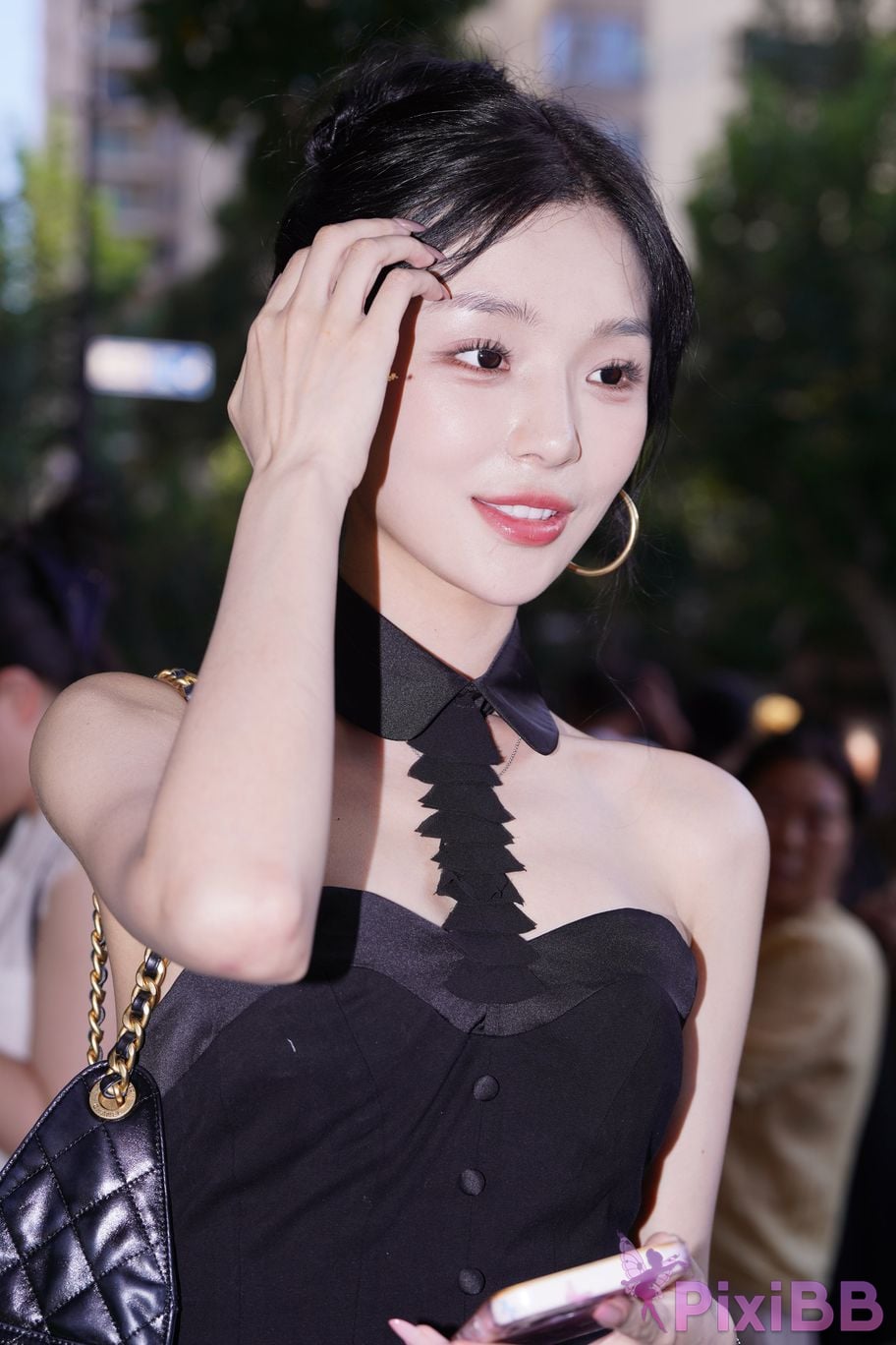 Featured Street Photography Works No.5379 Pretty girl in boots and shorts PixiBB.COM 062