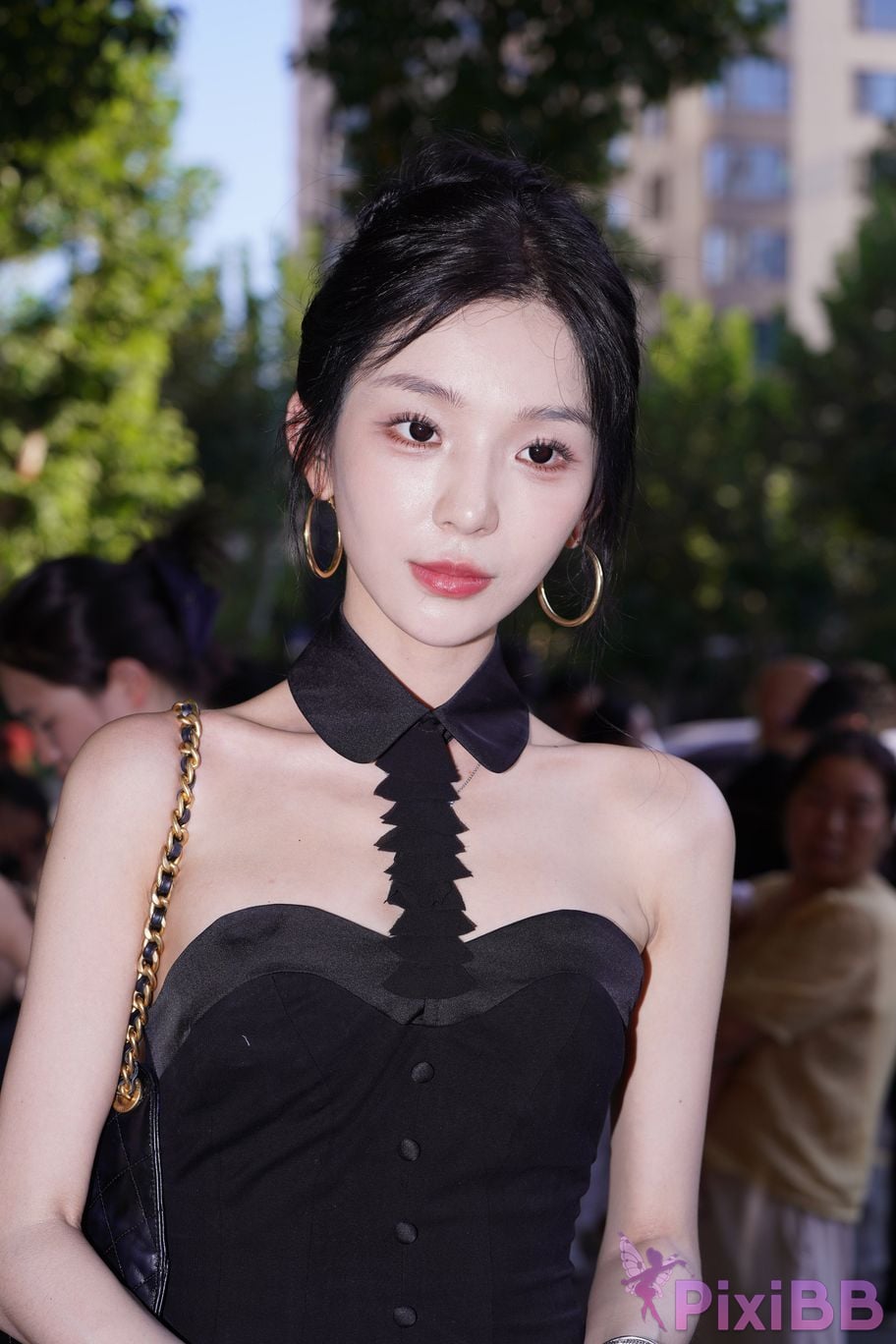 Featured Street Photography Works No.5379 Pretty girl in boots and shorts PixiBB.COM 071