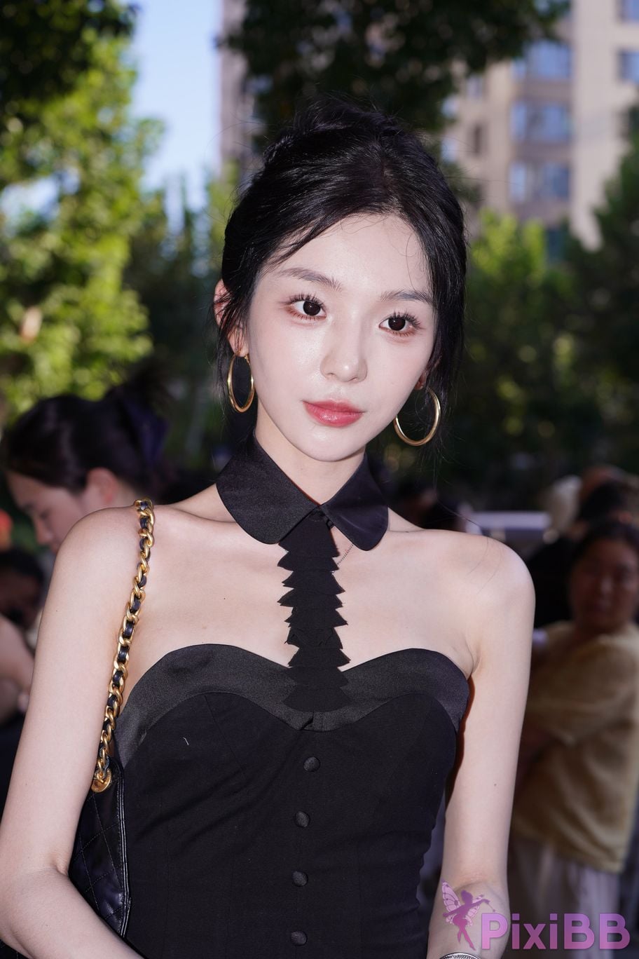 Featured Street Photography Works No.5379 Pretty girl in boots and shorts PixiBB.COM 072