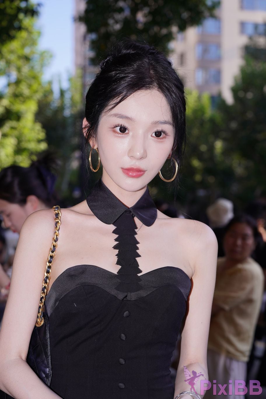 Featured Street Photography Works No.5379 Pretty girl in boots and shorts PixiBB.COM 074