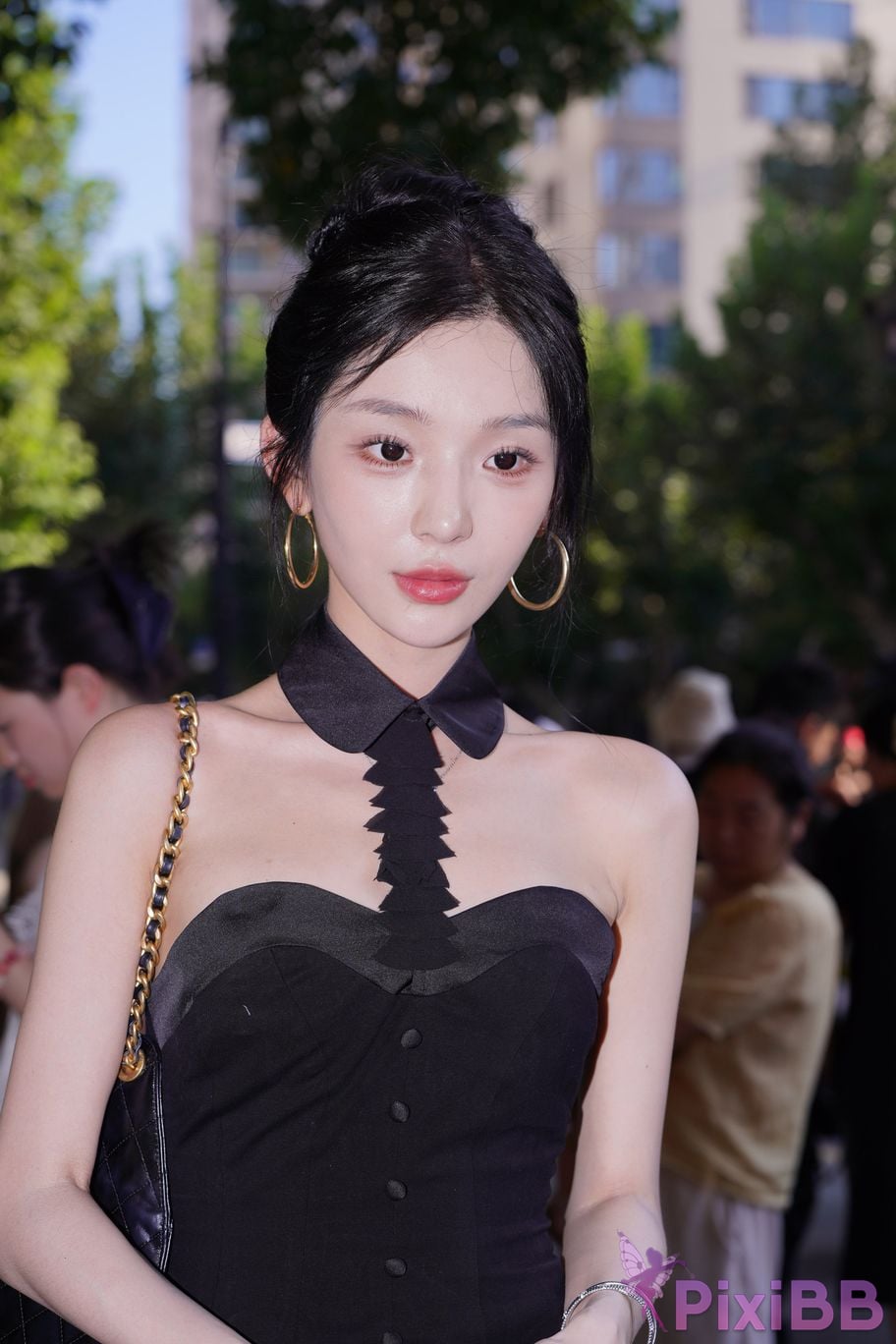 Featured Street Photography Works No.5379 Pretty girl in boots and shorts PixiBB.COM 075