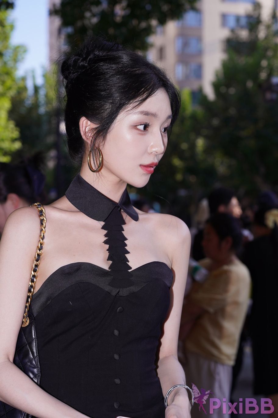 Featured Street Photography Works No.5379 Pretty girl in boots and shorts PixiBB.COM 076