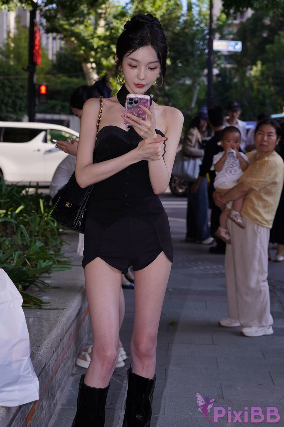 Featured Street Photography Works No.5379 Pretty girl in boots and shorts PixiBB.COM 079