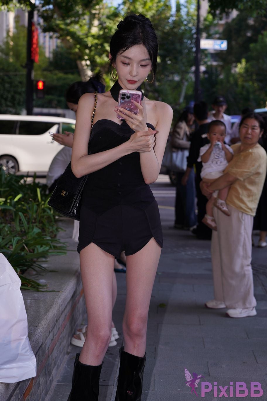 Featured Street Photography Works No.5379 Pretty girl in boots and shorts PixiBB.COM 080