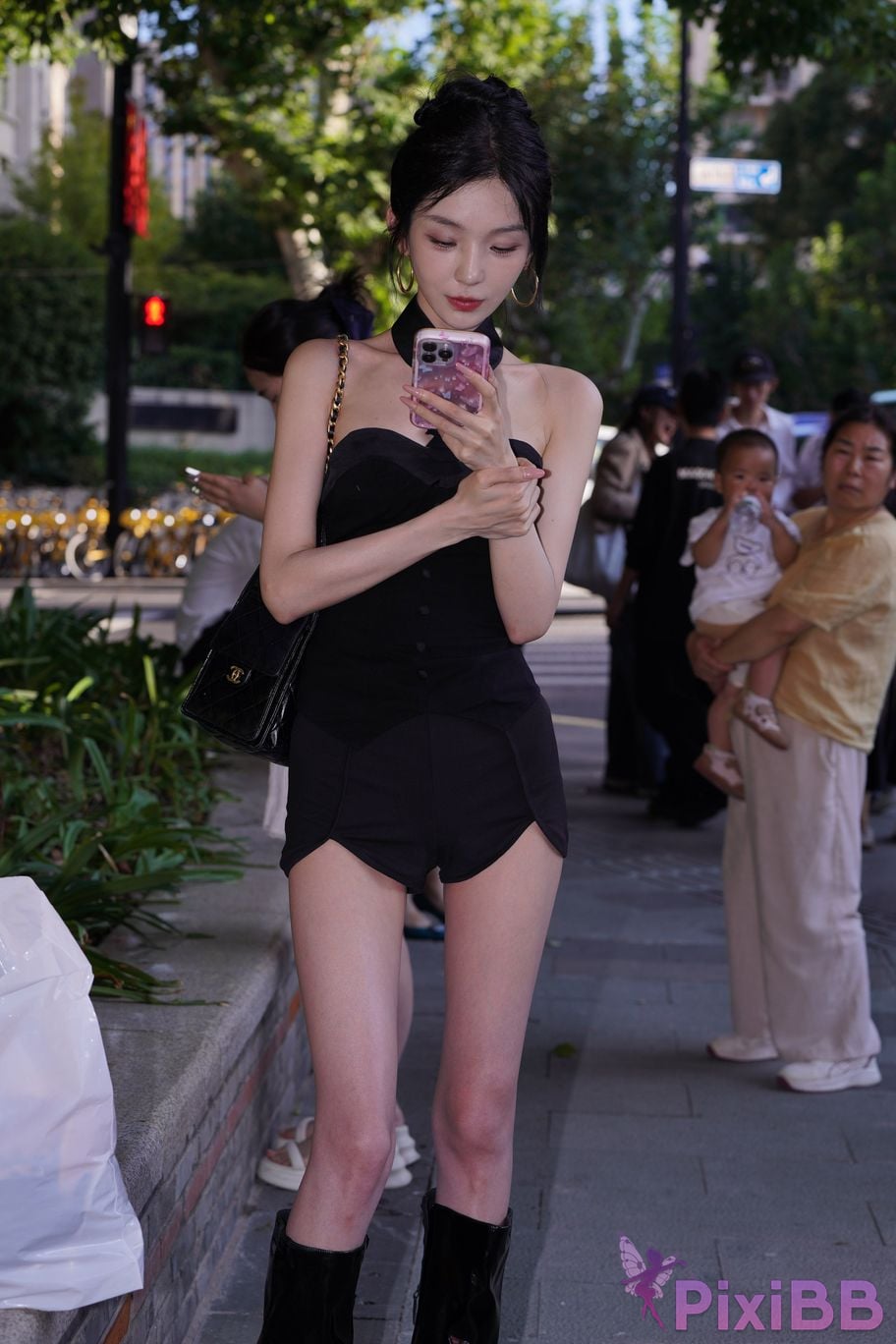 Featured Street Photography Works No.5379 Pretty girl in boots and shorts PixiBB.COM 081