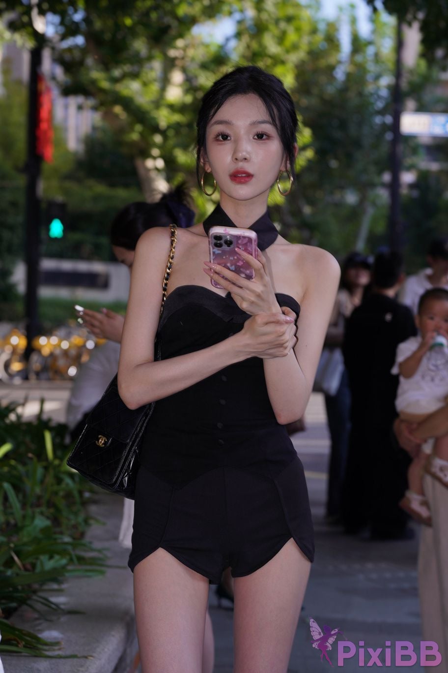 Featured Street Photography Works No.5379 Pretty girl in boots and shorts PixiBB.COM 083