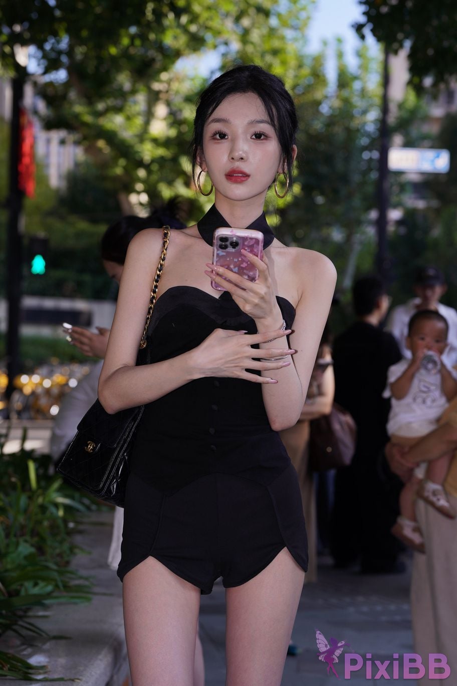 Featured Street Photography Works No.5379 Pretty girl in boots and shorts PixiBB.COM 084