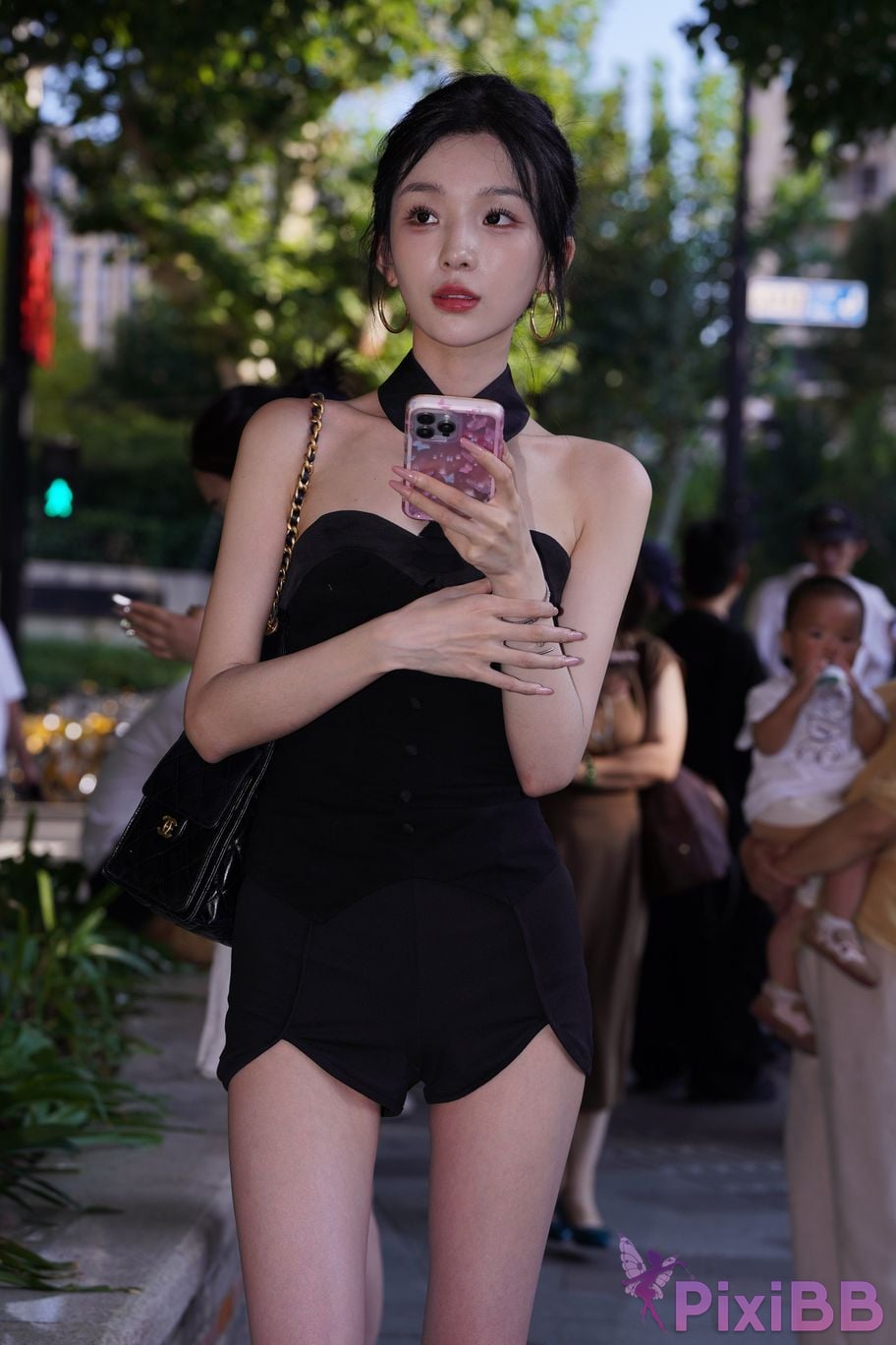 Featured Street Photography Works No.5379 Pretty girl in boots and shorts PixiBB.COM 085