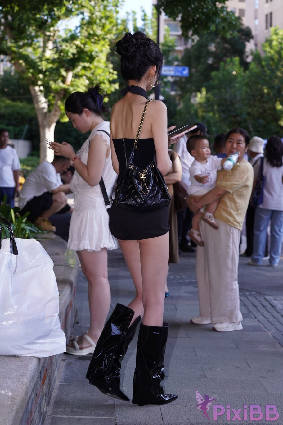 Featured Street Photography Works No.5379 Pretty girl in boots and shorts PixiBB.COM 089